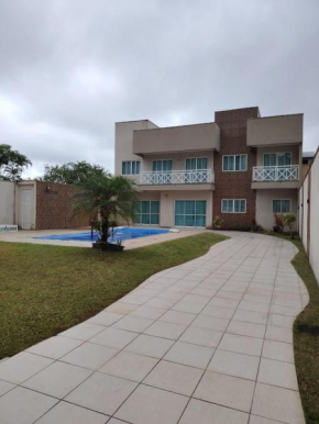 Casa com piscina em Caiobá a poucos metros da praia brava